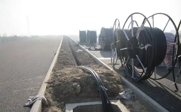 舟曲光缆施工如何应对复杂地形布线难题？